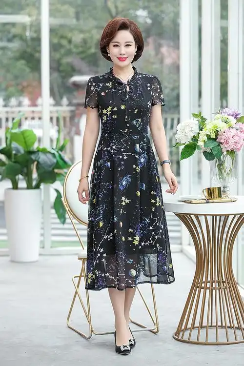 中年黑色连衣裙