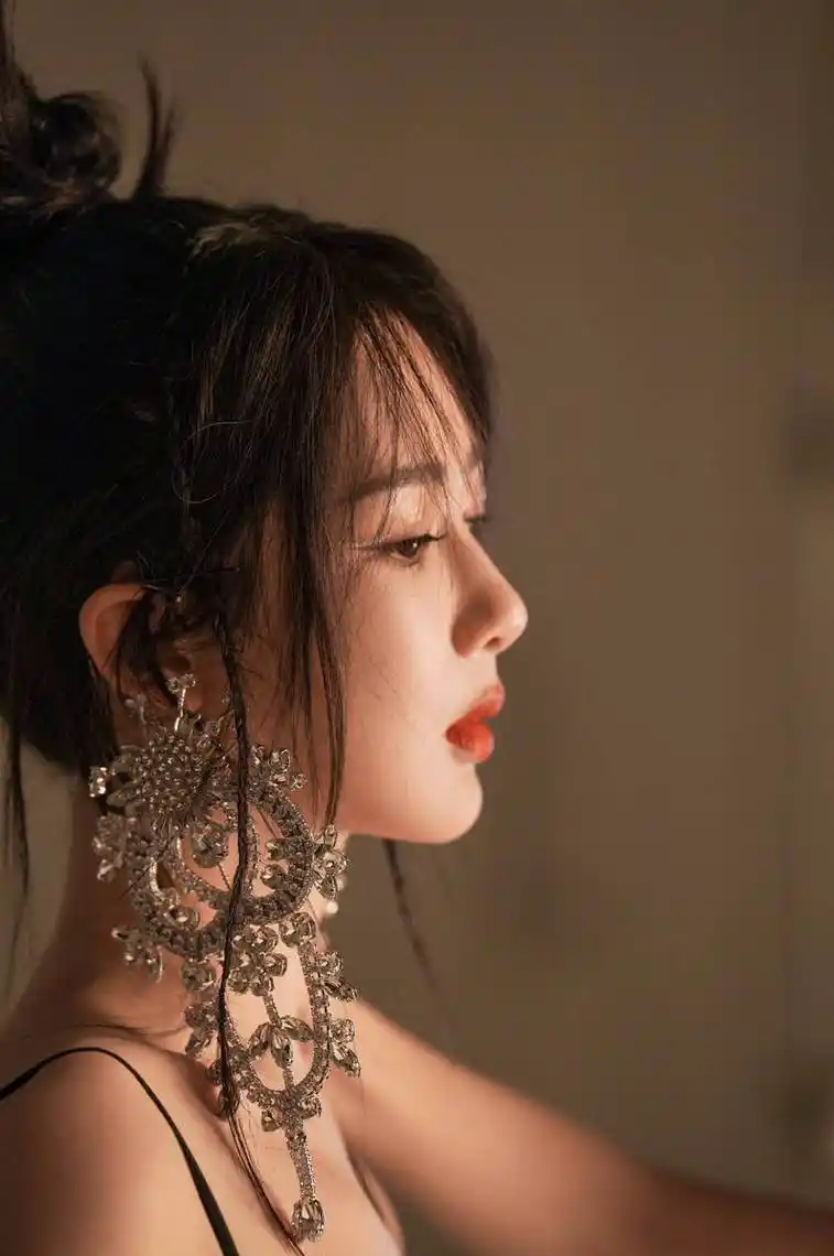 组图:杨紫穿黑色吊带裙锁骨吸睛 长发披肩造型复古浪漫