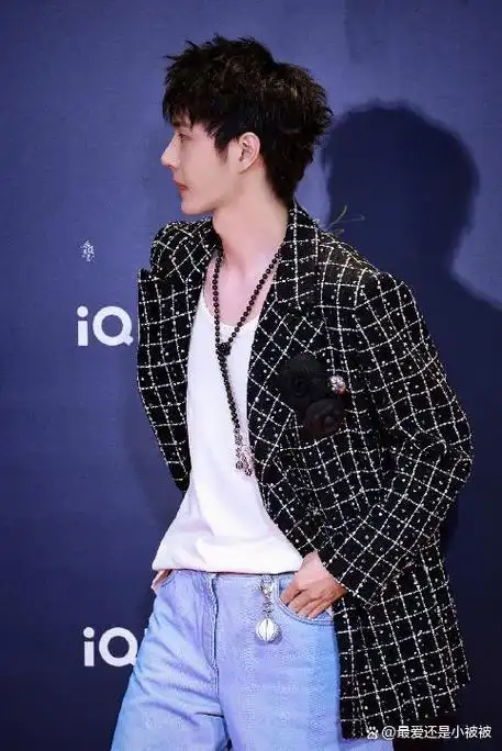 王一博风格百变,尖叫之夜红毯身穿香奈儿黑白格纹外套,酷又松弛