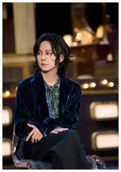 何炅49岁更新形象多面魅力尽显这位主持人不止搞笑