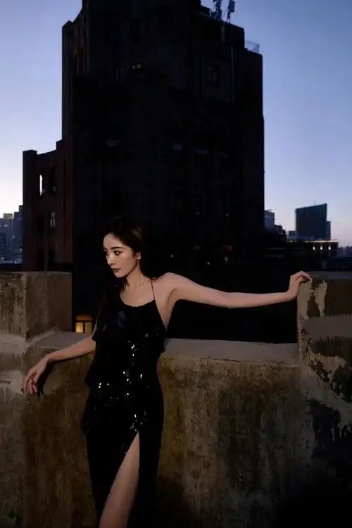 杨幂|一袭亮片小黑裙,如同暗夜精灵一般,在星河中表演着华丽舞蹈