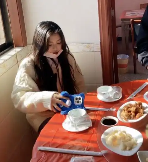 杨超越回老家吃席,自称比走红毯还紧张,网友:明星也坐小孩那桌