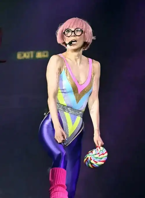 倒反天罡!郑秀文演唱会大秀身材,评论区却都在心疼许志安