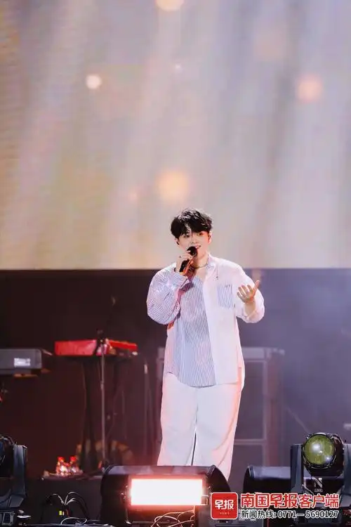 尤长靖.记者 邹财麟 摄舞台上的音乐演出高潮迭起,让乐迷大呼过瘾.