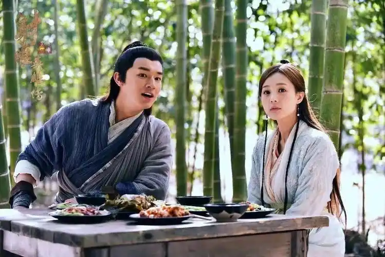 2017年,还曾出现了杨旭文和李一桐版的《射雕英雄传》.