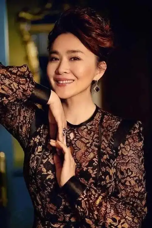 被称"杭州第一美女",挤走导演原配,结婚19年离婚,67岁仍单身