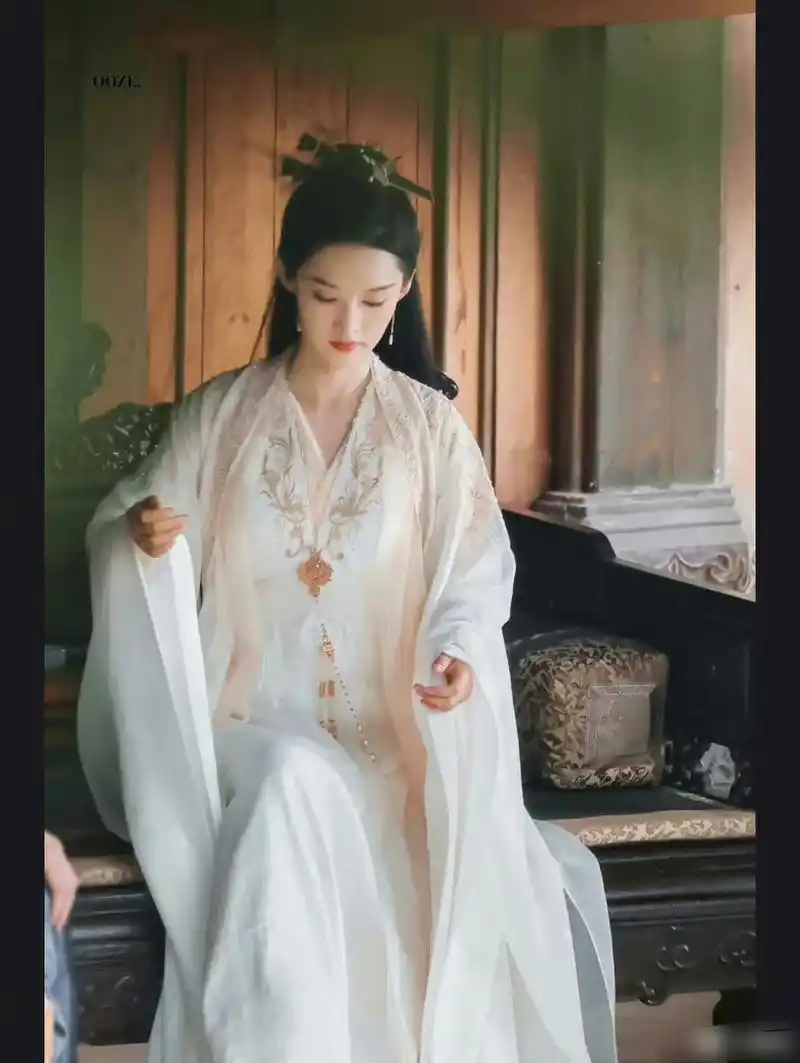 李沁太适合古装了,一身白衣穿出了清雅脱俗的气质,话说庆余年2的衣服