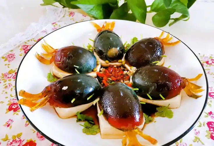 过年餐桌上的菜品要求就是款式多造型美,凉菜,热菜样样齐全,鸡鸭鱼肉