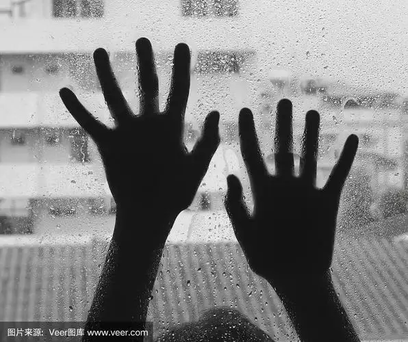 哑光玻璃后面的恐怖女人,黑白风格