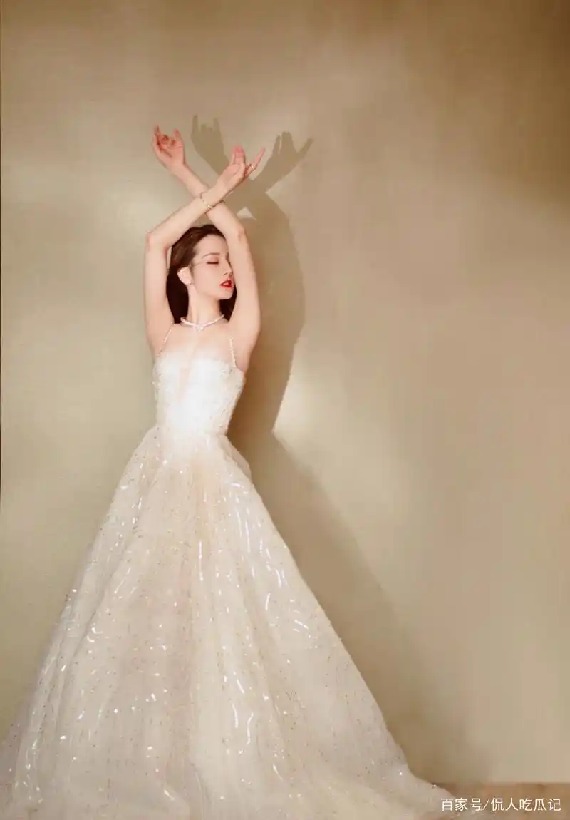 盘点迪丽热巴那些年火出圈的礼服造型,这才是大明星的架势