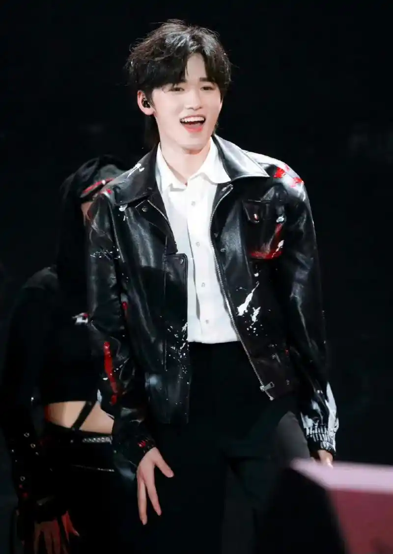 期待宋亚轩个人演唱会～  魅舞韵律奏冶氛,翩然轻纱挑燃曳.