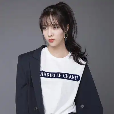 女生空气刘海高马尾辫扎发发型