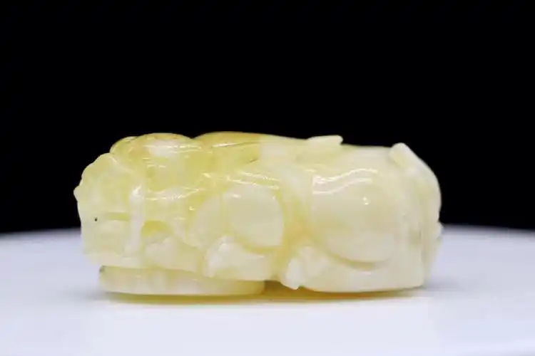 传说貔貅乃神兽,只进不出,招财辟邪.蜡质浓郁,蜜纹也很好看.