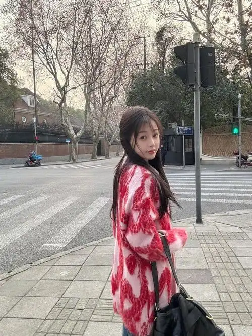 虞书欣素颜妆温柔可爱自然而然针织外套慵懒随性