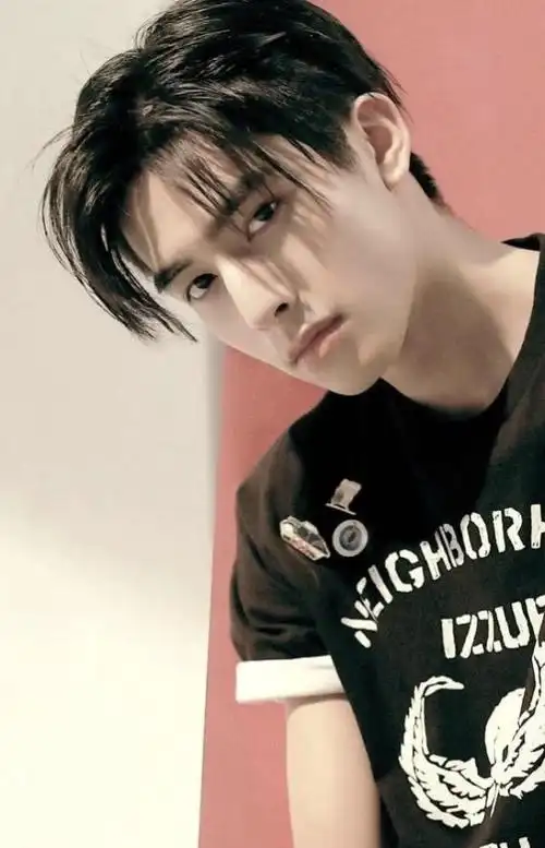 太满意的,为什么这样一个初出茅庐的男艺人可以出演这部剧的男主角呢?