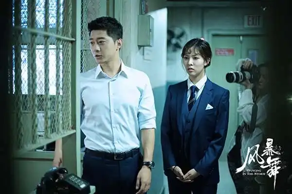《风暴舞》探班日曝"审讯版"海报 陈伟霆娜扎演绎"烧脑"探员惹关注