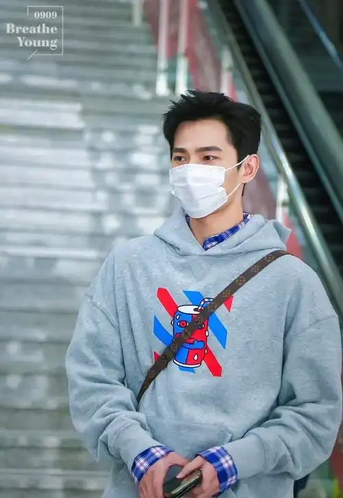 杨洋灰色卫衣造型