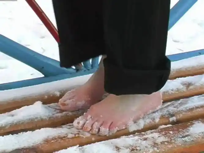 【city-feet】毛妹挑战雪地赤脚荡秋千part2