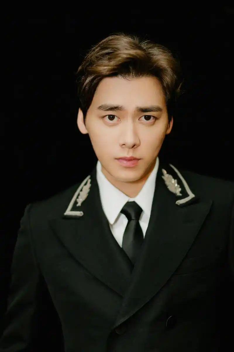 明星爱大牌李易峰帅气穿制服经典剪刀手显呆萌