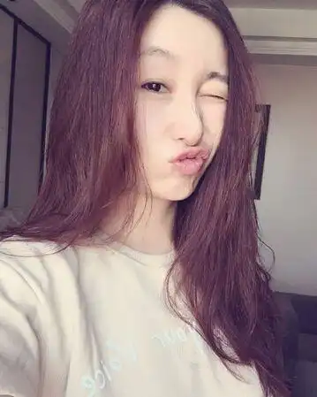 秦海璐晒素颜照嘟嘴卖萌网友颜好就是任性