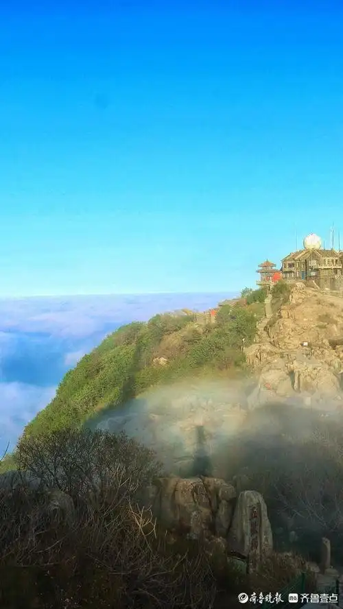 泰山之巅出现泰山宝光,云海玉盘,晚霞夕照的"加强版"美景奇观