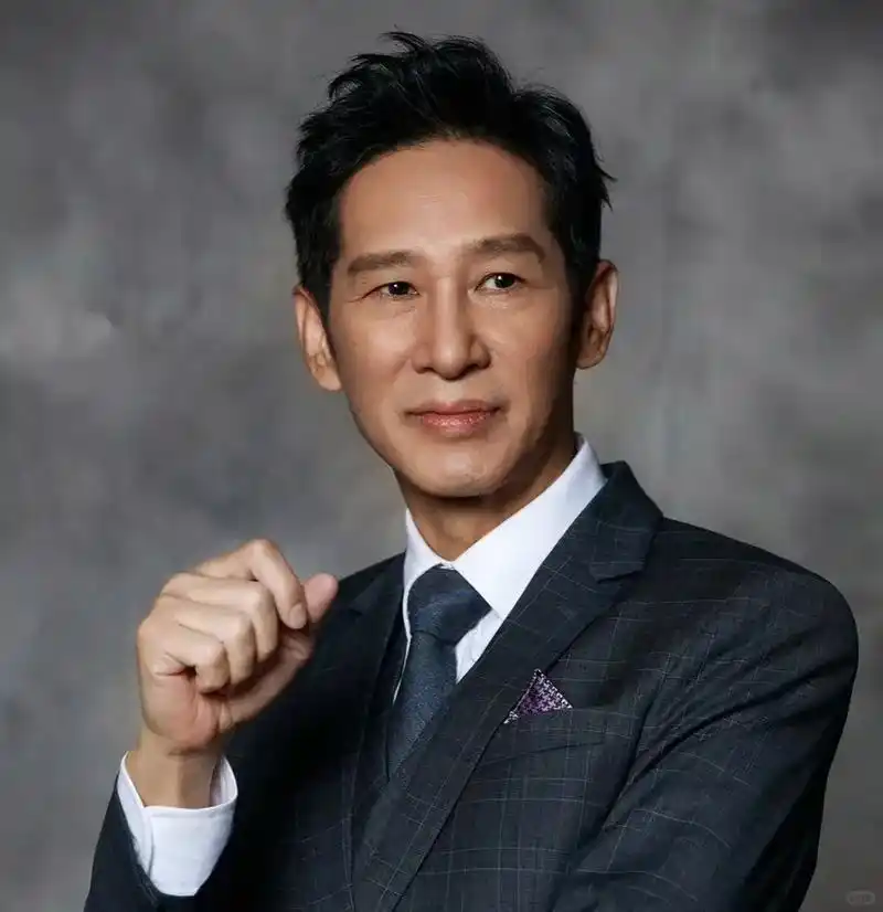 王劲松遭遇头像门:维护尊严的背后  近期,资深演员王劲松先生公开呼吁