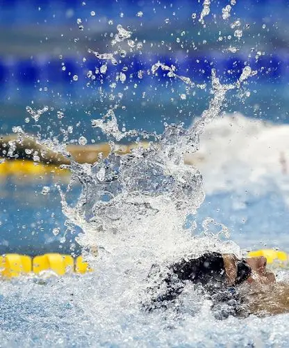 图文:男子200米仰泳决赛 罗切特激起水花