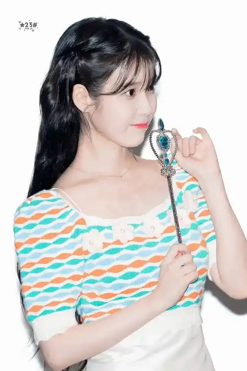 李知恩iuaena条纹上衣俏皮写真,清新可爱.