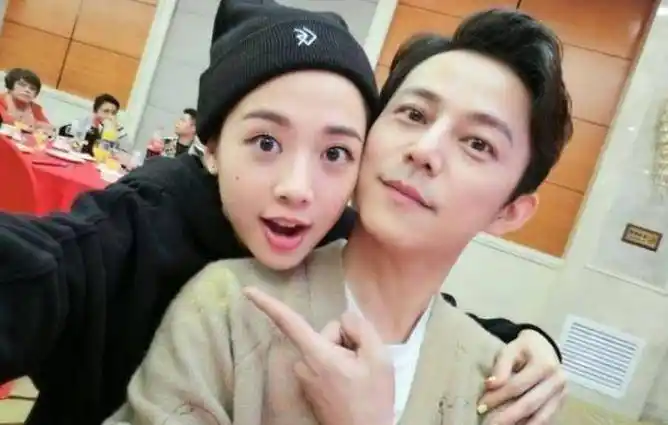 颜值变化大引争议,陪伴何炅20年却被否认!_王菁_女人_网友