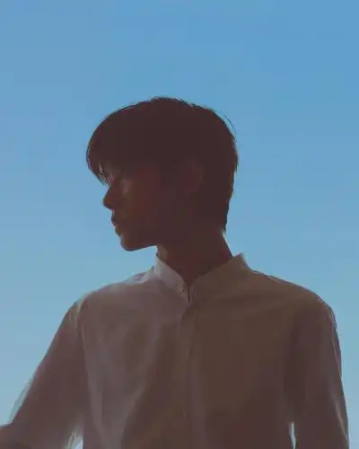 易烊千玺白衬衫3200x2400分辨率查看