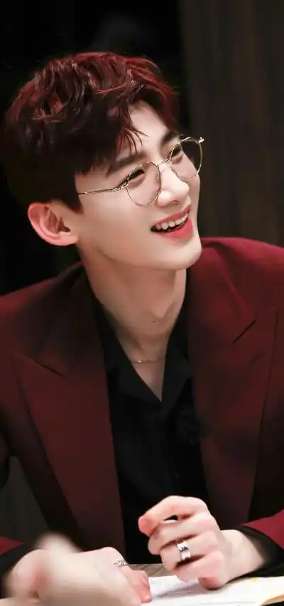 白敬亭球场炫球技手臂肌肉线条太抢眼与美女热聊心情好