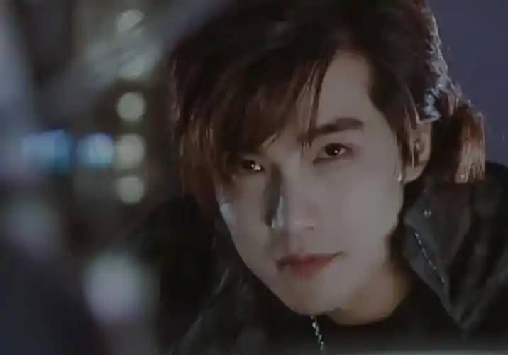 贺军翔在2005年时与杨丞琳主演《恶魔在身边》走红,因为长相帅气,再加