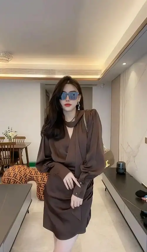 欧货网红爆款连衣裙女2022秋季新款露肩性感飘带褶皱包