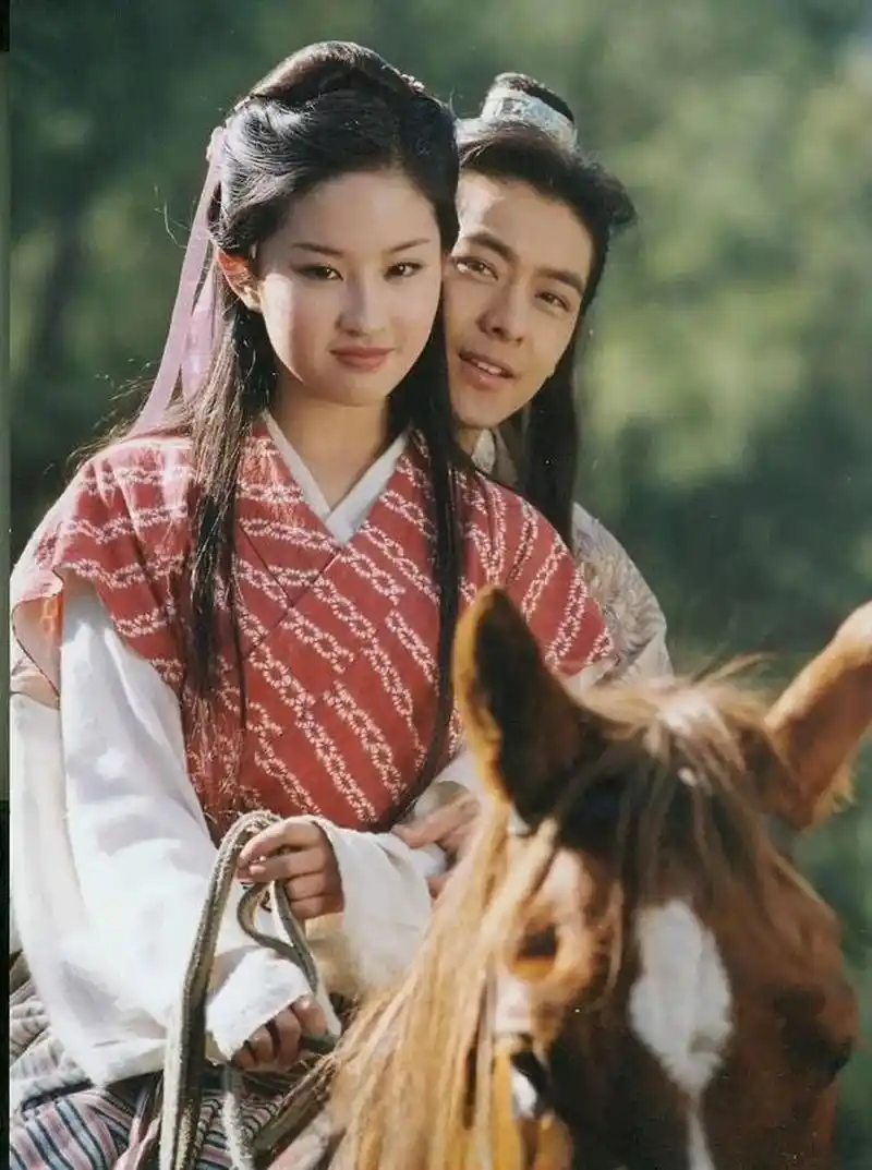 网友晒出20年前刘亦菲林志颖版本的天龙八部合照,真的和现在变化不大!