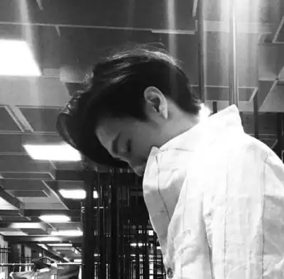 二次元男生高冷黑白