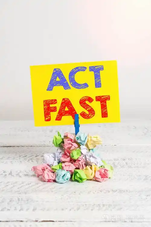 手写文字反应快概念意义自动以最高速度移动主动提醒堆彩色皱褶纸衣夹