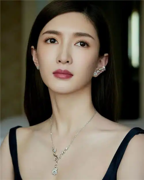 上海女星江疏影穿吊带裙秀杨柳细腰身材凹凸有致皮肤白到发光