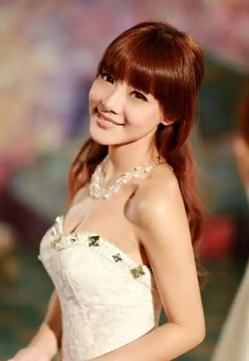 导演把邓家佳叫到房间,说:"脱衣服看一下你的身材 "_事情_应采儿_人物