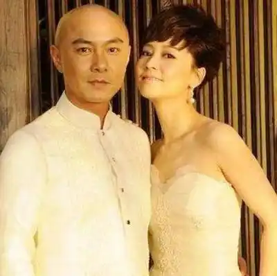 张卫健两次恋爱失败,被亲弟弟反咬一口,和老婆张茜13年无子无女