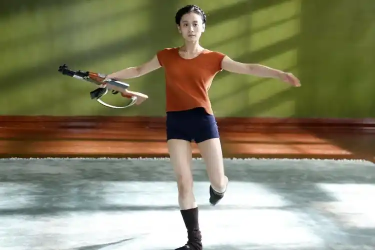 电影芳华开机冯小刚挑选没整容的女孩颇费周折