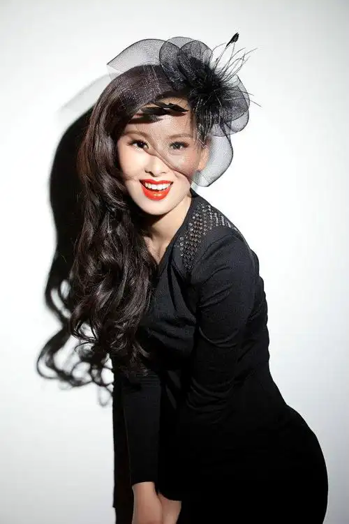 p data-id="gnwxjy7fnt">王雅洁,女,空政文工团优秀青年歌手,出生于