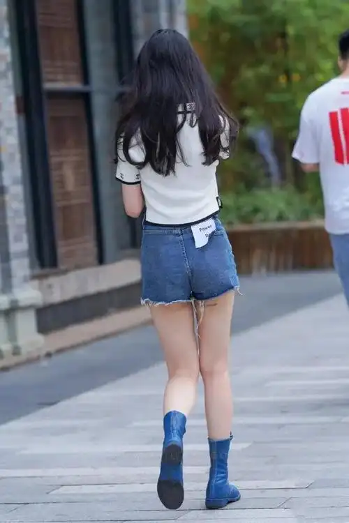 穿牛仔短裤的时尚女生