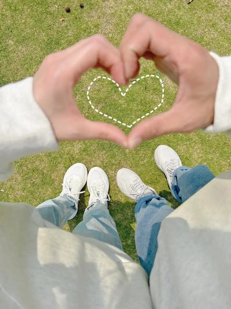 情侣可爱草地拍照姿势🍃花式比心情侣照来啦  宝子们,今天来给大家