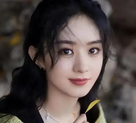 赵丽颖晒黑色吊带自拍性感又火辣颜值状态一绝