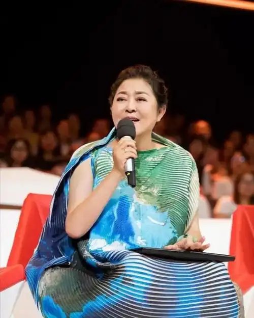 倪萍却被告知需要立即对儿子进行治疗,这个突如其来的消息让她立刻带