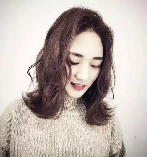 45-55岁的女人,这样选发型,依然有气质,"梨花头"最适合她们!