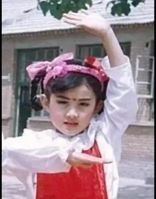 众所周知,赵丽颖是河北廊坊农村走出来的普通女孩,她小时候就喜欢唱歌