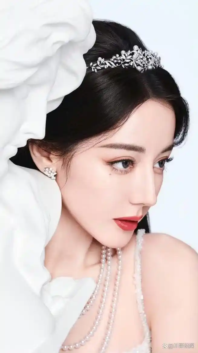 迪丽热巴化身希腊神女,珍珠项链叠戴惊艳全场!