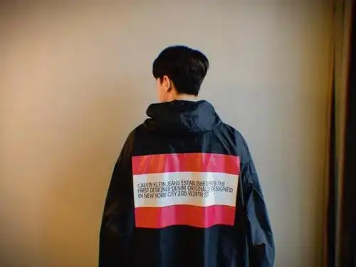 "小鸡仔练习生一下子长大了"赖冠霖干练的背影和结实的肩膀