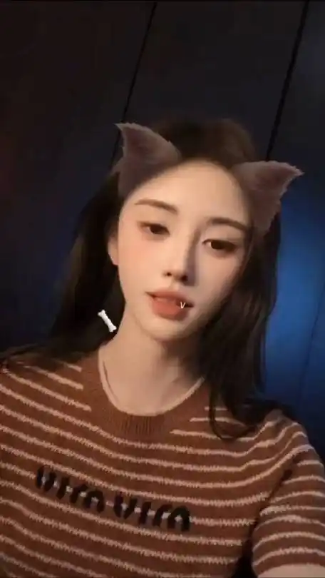 鞠婧祎又发手势舞了,是谁幸福了我不说,狼耳特效77脸颊比心,我被